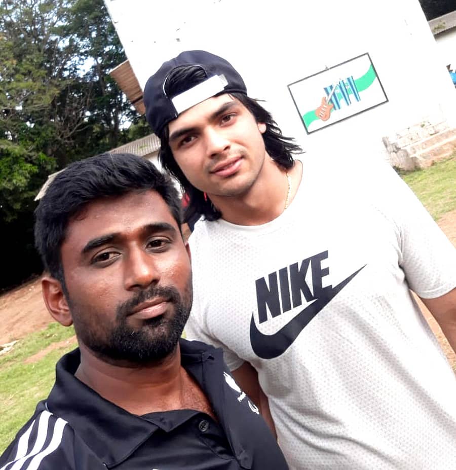 ನೀರಜ್ ಚೋಪ್ರಾ ಜತೆ ಮೊಳಕಾಲ್ಮುರು ತಾಲ್ಲೂಕಿನ ಕೊಂಡ್ಲಹಳ್ಳಿಯ ಕ್ರೀಡಾಪಟುಆರ್.ಟಿ. ಪ್ರಸನ್ನಕುಮಾರ್