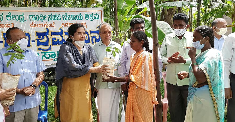 ಮಧುಗಿರಿ ತಾಲ್ಲೂಕಿನ ದೊಡ್ಡೇರಿ ಹೋಬಳಿಯ ಬೋರಾಗುಂಟೆ ಗ್ರಾಮದಲ್ಲಿ ತುಮಕೂರು ವಿಜ್ಞಾನ ಕೇಂದ್ರ ಮತ್ತು ಗಾಂಧಿ ಸಹಜ ಬೇಸಾಯ ಆಶ್ರಮದಿಂದ ರೈತರಿಗೆ ಜಿಲ್ಲಾ ಪಂಚಾಯಿತಿ ಸಿಇಒ ವಿದ್ಯಾಕುಮಾರಿ ಸಸಿಗಳನ್ನು ನೀಡಿದರು. ಶಾಸಕ ಎಂ.ವಿ. ವೀರಭದ್ರಯ್ಯ ಇದ್ದರು
