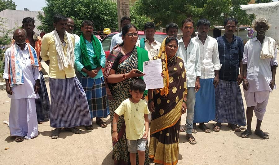 ವಡಗೇರಾ ತಾಲ್ಲೂಕಿನ ಯಕ್ಷಂತಿ ಗ್ರಾಮಸ್ಥರು ಜಿಲ್ಲಾ ಪ್ರವಾಸ ಕೈಗೊಂಡ ಶಿಕ್ಷಣ ಸಚಿವರ ಭೇಟಿಗೆ ಕಾದರು