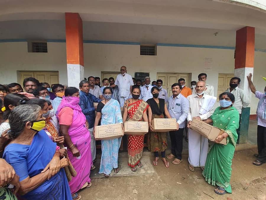 ಅಸಂಘಟಿತ ಕಾರ್ಮಿಕರಿಗೆ ಆಹಾರದ ಕಿಟ್ ವಿತರಿಸಿದ ವಿಧಾನ ಪರಿಷತ್ ಸದಸ್ಯ ಸಿ.ಎಂ. ಲಿಂಗಪ್ಪ