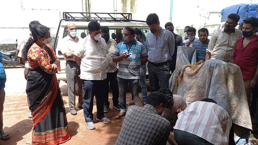 ಮಂಗಳೂರು ಲೇಡಿಗೋಷನ್ ಆಸ್ಪತ್ರೆಯ ನೀರು ಸರಬರಾಜು ವ್ಯವಸ್ಥೆಯಲ್ಲಿ ಆಗಿದ್ದ ಲೋಪವನ್ನು ಶಾಸಕ ವೇದವ್ಯಾಸ ಕಾಮತ್, ಮೇಯರ್ ಪ್ರೇಮಾನಂದ ಶೆಟ್ಟಿ ಪರಿಶೀಲಿಸಿದರು.