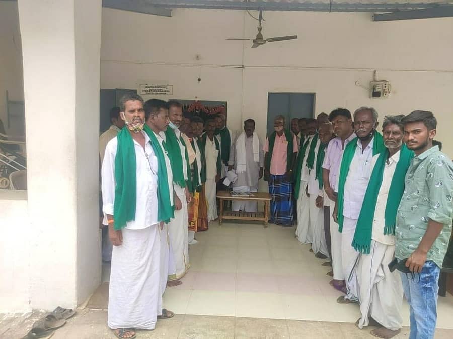 ಪಾವಗಡ ತಾಲ್ಲೂಕಿನ ಹೆಚ್ಚಿನ ಕೆರೆಗಳನ್ನು ಭದ್ರಾ ಮೇಲ್ದಂಡೆ ಯೋಜನೆಗೆ ಸೇರಿಸಬೇಕು. ತಾಲ್ಲೂಕಿಗೆ 2 ಟಿಎಂಸಿ ಅಡಿ ನೀರು ಹಂಚಿಕೆ ಮಾಡಬೇಕು ಎಂದು ಒತ್ತಾಯಿಸಿ ಹಸಿರು ಸೇನೆ ಪದಾಧಿಕಾರಿಗಳು ಶಾಸಕ ವೆಂಕಟರಮಣಪ್ಪ ಅವರಿಗೆ ಮನವಿ ಸಲ್ಲಿಸಿದರು