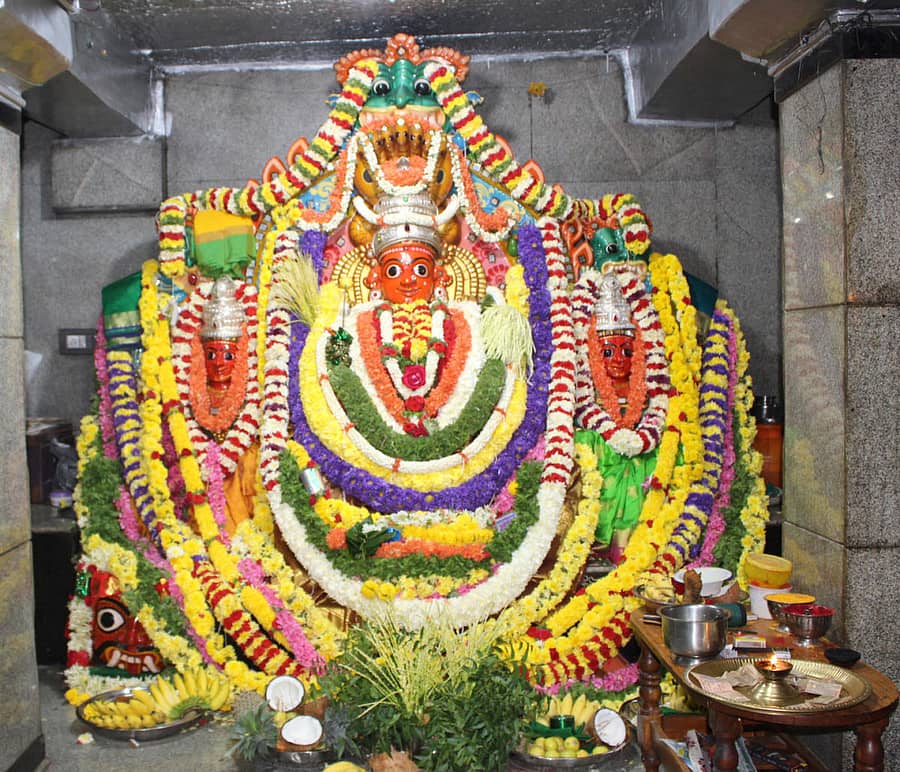 ಮಾಗಡಿಯ ಕರಗದಹಳ್ಳಿ ಕಾಳಘಟ್ಟಮ್ಮ ದೇವಿಗೆ ಭೀಮನ ಅಮಾವಾಸ್ಯೆ ಅಂಗವಾಗಿ ವಿಶೇಷ ಅಲಂಕಾರ ಮಾಡಲಾಗಿತ್ತು