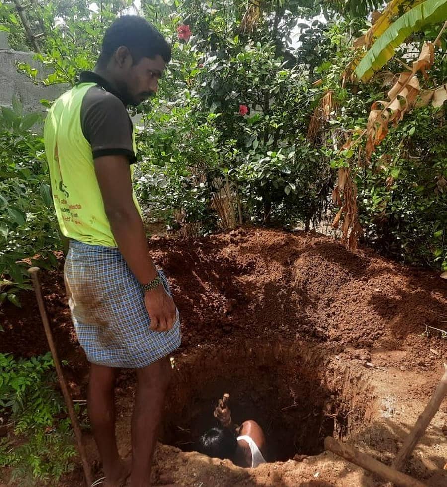 ಎಸ್.ಎಂ. ದೊಡ್ಡಿ ಗ್ರಾಮದಲ್ಲಿ ಬಚ್ಚಲು ಗುಂಡಿ ನಿರ್ಮಾಣ ಕಾಮಗಾರಿ ನಡೆದಿರುವುದು