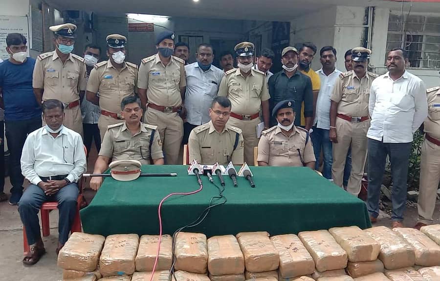 ಔರಾದ್ ತಾಲ್ಲೂಕಿನ ಸಂತಪುರ ಠಾಣೆಯಲ್ಲಿ ಜಿಲ್ಲಾ ಪೊಲೀಸ್ ವರಿಷ್ಠಾಧಿಕಾರಿ ಡಿ.ಎಲ್.ನಾಗೇಶ್ ಗಾಂಜಾ ಜಪ್ತಿ ಕಾರ್ಯಾಚರಣೆ ಮಾಹಿತಿ ನೀಡಿದರು. ಹೆಚ್ಚುವರಿ ಪೊಲೀಸ್ ವರಿಷ್ಠಾಧಿಕಾರಿ ಗೋಪಾಲ್ ಬ್ಯಾಕೋಡ್, ಡಿವೈಎಸ್ಪಿ ದೇವರಾಜ ಇದ್ದರು