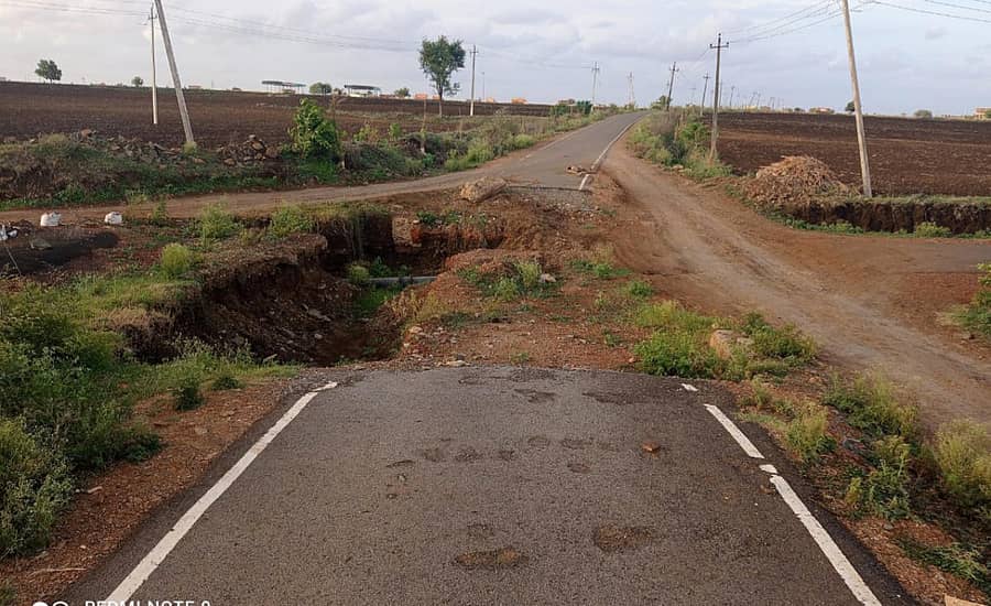 ಶಿಗ್ಗಾವಿ ತಾಲ್ಲೂಕಿನ ಕುಂದೂರ ಹತ್ತಿರದ ರಸ್ತೆ ಕಾಮಗಾರಿ ಅಪೂರ್ಣವಾಗಿ ತಗ್ಗುಗುಂಡಿಗಳು ಬಿದ್ದಿವೆ