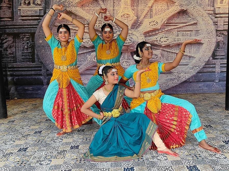 ಮತ್ತೆ ಕಲ್ಯಾಣ ಕಾರ್ಯಕ್ರಮದಲ್ಲಿ ಭಾನುವಾರ ಸಂಜೆ ಶಿವಮೊಗ್ಗದ ಸಹಚೇತನ ನಾಟ್ಯಾಲಯ ಕೇಂದ್ರದ ಕಲಾವಿದರು ವಚನ ನೃತ್ಯ ಪ್ರದರ್ಶಿಸಿದರು