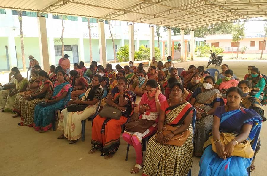 ಕೋಲಾರದ ಹುತ್ತೂರು ಹೋಬಳಿ ವ್ಯಾಪ್ತಿಯ ಹಳ್ಳಿಗಳಲ್ಲಿ ಕೆಪಿಆರ್‌ಎಸ್ ಹಾಗೂ ಸಿಐಟಿಯು ನೇತೃತ್ವದಲ್ಲಿ ಹಮ್ಮಿಕೊಂಡಿದ್ದ ಜಾಗೃತಿ ಕಾರ್ಯಕ್ರಮದಲ್ಲಿ ಮಹಿಳೆಯರು ಭಾಗವಹಿಸಿದ್ದರು