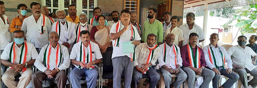 ಮಾಗಡಿ ತಾಲ್ಲೂಕಿನ ಚಿಗಳೂರಿನಲ್ಲಿ ನಡೆದ ಕಾಂಗ್ರೆಸ್‌ ಮುಖಂಡರ ಸಭೆಯಲ್ಲಿ ಬ್ಲಾಕ್‌ ಕಾಂಗ್ರೆಸ್‌ ಅಧ್ಯಕ್ಷ ಗಂಗಾಧರ್‌ ಮಾತನಾಡಿದರು. ಜಿ.ಪಂ. ಮಾಜಿ ಸದಸ್ಯೆ ದಿವ್ಯಾ, ಮುಖಂಡರಾದ ಬಿ.ಎಸ್‌. ಕುಮಾರ್‌, ಶೌಕತ್‌ ಸಾಬ್‌, ದಾಸಪ್ಪ, ಗಜೇಂದ್ರ, ಗಂಗಣ್ಣ ಹಾಜರಿದ್ದರು