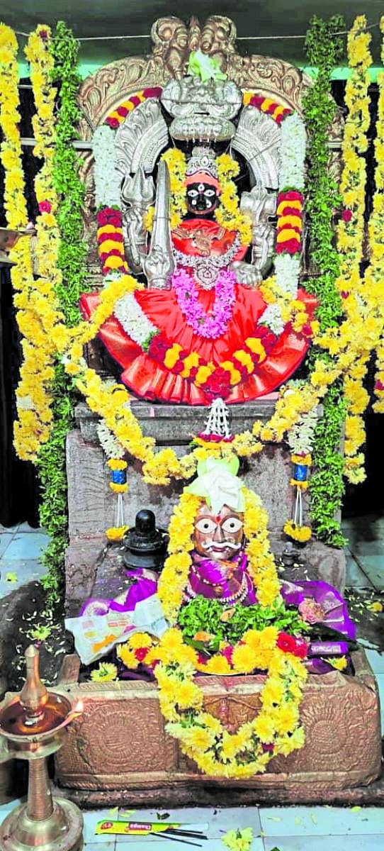 ರಾಮನಗರದ ಬನ್ನಿಮಹಾಕಾಳಿ ದೇವರ ಮೂರ್ತಿಗೆ ಭಾನುವಾರ ವಿಶೇಷ ಅಲಂಕಾರ ಮಾಡಲಾಗಿತ್ತು