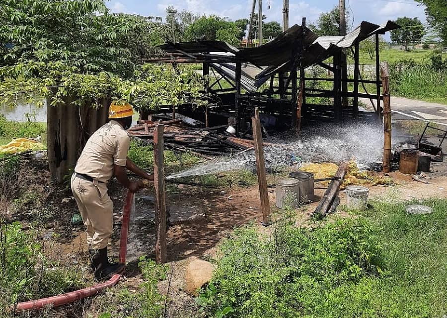 ದಾವಣಗೆರೆ ತಾಲ್ಲೂಕಿನ ಚಿಕ್ಕತೊಗಲೇರಿಯಲ್ಲಿ ಶೆಡ್‌ಗೆ ಬೆಂಕಿ ಬಿದ್ದು ಎರಡು ಮೇಕೆಗಳು ಸಜೀವ ದಹನವಾಗಿವೆ