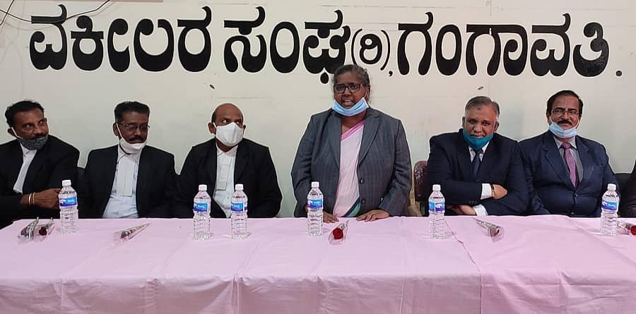 ಗಂಗಾವತಿ ನಗರದ ನ್ಯಾಯಾಲಯ ಸಂಕೀರ್ಣದಲ್ಲಿ ನಡೆದ ಸಭೆಯಲ್ಲಿ ಜಿಲ್ಲಾ ಕಾನೂನು ಸೇವೆಗಳ ಪ್ರಾಧಿಕಾರದ ಅಧ್ಯಕ್ಷೆ ವಿಜಯಲಕ್ಷ್ಮಿ ದೇವಿ ಮಾತನಾಡಿದರು