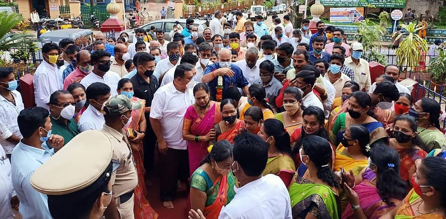 ಎರಡನೇ ಬಾರಿ ಸಚಿವರಾದ ಬಳಿಕ ಶಿರಸಿಗೆ ಮೊದಲ ಬಾರಿ ಭೇಟಿ ನೀಡಿದ ಶಿವರಾಮ ಹೆಬ್ಬಾರ ಅವರನ್ನು ಮಾರಿಕಾಂಬಾ ದೇವಾಲಯದ ಆವರಣದಲ್ಲಿ ಬಿಜೆಪಿ ಕಾರ್ಯಕರ್ತರು ಅದ್ಧೂರಿಯಾಗಿ ಬರಮಾಡಿಕೊಂಡರು