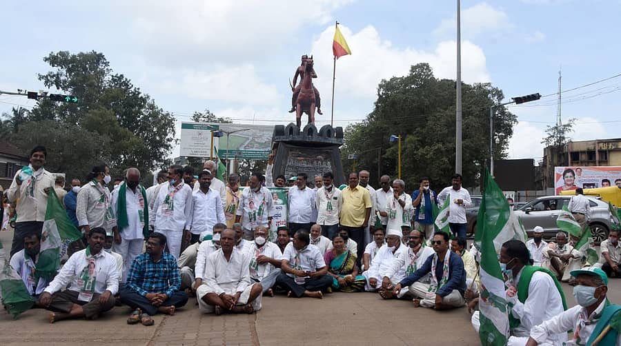 ಬೆಳಗಾವಿ ಜಿಲ್ಲೆಯಲ್ಲಿ ನೆರೆ ಮತ್ತು ಅತಿವೃಷ್ಟಿಯಿಂದ ಮನೆ, ಬೆಳೆ ಕಳೆದುಕೊಂಡಿರುವ ಸಂತ್ರಸ್ತರಿಗೆ ಕೂಡಲೇ ಸಮರ್ಪಕ ಪರಿಹಾರ ನೀಡಬೇಕು ಎಂದು ಆಗ್ರಹಿಸಿ ಜೆಡಿಎಸ್ ಕಾರ್ಯಕರ್ತರು ರಾಣಿ ಚನ್ನಮ್ಮ ವೃತ್ತದಲ್ಲಿ ಸೋಮವಾರ ಪ್ರತಿಭಟನೆ ನಡೆಸಿದರು