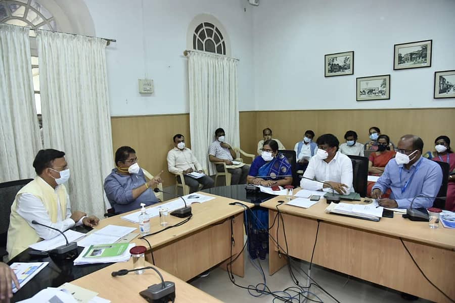 ಸಭೆಯಲ್ಲಿ ಆರ್.ಅಶೋಕ ಅವರು ಬಿಬಿಎಂಪಿ ಅಧಿಕಾರಿಗಳಿಗೆ ಕೋವಿಡ್ ನಿಯಂತ್ರಣ ಕ್ರಮಗಳ ಕುರಿತು ಸೂಚನೆ ನೀಡಿದರು. ಬಿಬಿಎಂಪಿ ಮುಖ್ಯ ಆಯುಕ್ತ ಗೌರವ್ ಗುಪ್ತ, ವಿಶೇಷ ಆಯುಕ್ತರಾದ ತುಳಸಿ ಮದ್ದಿನೇನಿ, ಬೆಂಗಳೂರು ನಗರ ಜಿಲ್ಲೆಯ ಜಿಲ್ಲಾಧಿಕಾರಿ ಆರ್.ಮಂಜುನಾಥ್ ಹಾಗೂ ಬಿಬಿಎಂಪಿ ವಿಶೇಷ ಆಯುಕ್ತ ಡಿ.ರಂದೀಪ್ ಇದ್ದಾರೆ