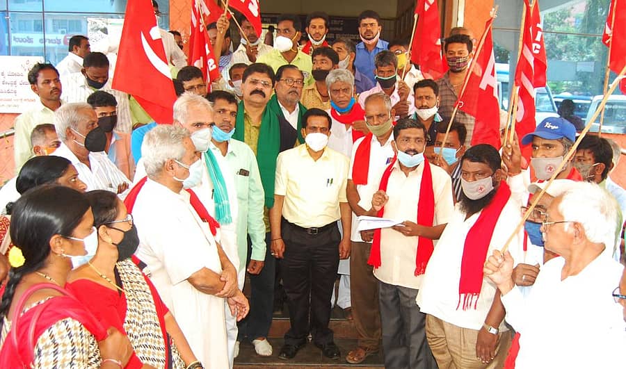 ರೈತ ಮತ್ತು ಕಾರ್ಮಿಕ ಸಂಘಟನೆಗಳ ಮುಖಂಡರು ಸೋಮವಾರ ಹುಬ್ಬಳ್ಳಿಯ ಮಿನಿ ವಿಧಾನಸೌಧದ ಎದುರು ಪ್ರತಿಭಟನೆ ನಡೆಸಿ, ಅಧಿಕಾರಿಗೆ ಮನವಿ ಸಲ್ಲಿಸಿದರು