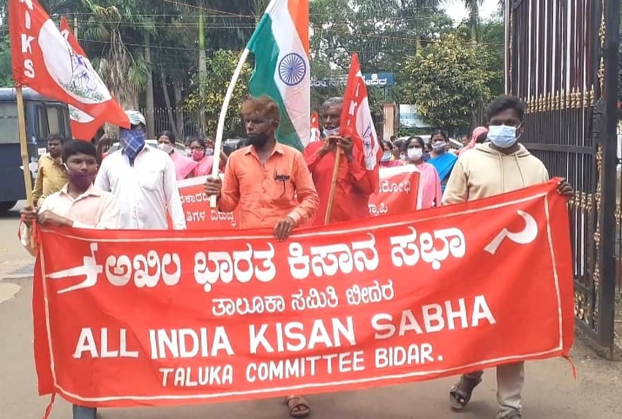 ವಿದ್ಯುತ್ ವಲಯ ಖಾಸಗೀಕರಣವನ್ನು ವಿರೋಧಿಸಿ ಅಖಿಲ ಭಾರತ ಕಿಸಾನ್ ಸಭಾ ಕಾರ್ಯಕರ್ತರು ಬೀದರ್ನಲ್ಲಿ ಸೋಮವಾರ ಪ್ರತಿಭಟನಾ ಮೆರವಣಿಗೆ ನಡೆಸಿದರು