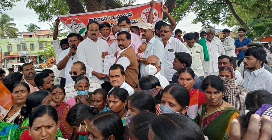 ಕಾರ್ಮಿಕರ ಕಿಟ್ ವಿತರಣೆಯಲ್ಲಿ ಆದ ಅವ್ಯವಹಾರದ ಬಗ್ಗೆ ಸಮಗ್ರ ತನಿಖೆಗೆ ಆಗ್ರಹಿಸಿ ರಾಣೆಬೆನ್ನೂರಿನಲ್ಲಿ ಕಾರ್ಮಿಕರ ಸಂಘಟನೆಗಳು ತಹಶೀಲ್ದಾರ್ ಶಂಕರ್ ಜಿ.ಎಸ್. ಅವರಿಗೆ ಮನವಿ ಸಲ್ಲಿಸಿದರು