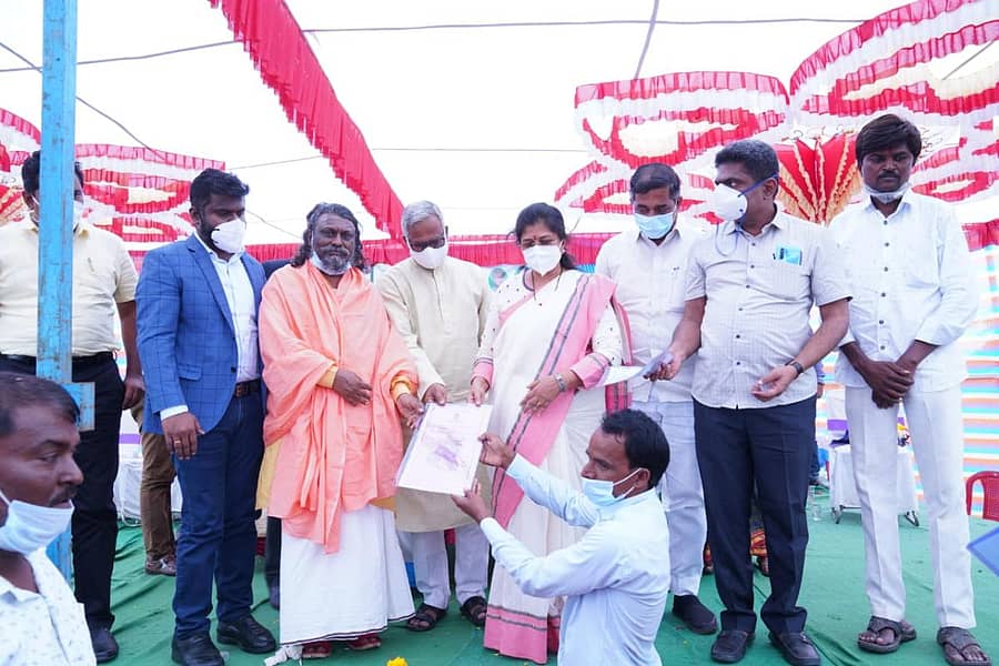 ಸಿಂದಗಿ ತಾಲ್ಲೂಕಿನ ಬ್ಯಾಡಗಿಹಾಳ ಗ್ರಾಮದ ನಿರಾಶ್ರಿತರಿಗೆ ಜಿಲ್ಲಾ ಉಸ್ತುವಾರಿ ಸಚಿವೆ ಶಶಿಕಲಾ ಜೊಲ್ಲೆ ನಿವೇಶನ ಹಕ್ಕು ಪತ್ರ ವಿತರಿಸಿದರು