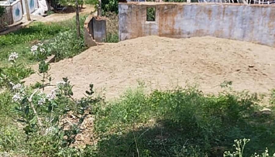 ಹೂಗ್ಯಂ ಗ್ರಾಮದ ಖಾಲಿ ನಿವೇಶನವೊಂದರಲ್ಲಿ ಮರಳು ರಾಶಿ ಹಾಕಿರುವುದು