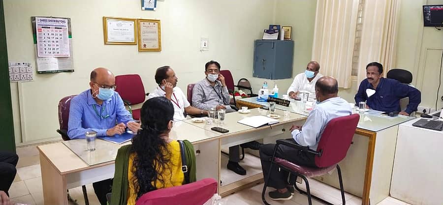 ಕೂಸಮ್ಮ ಶಂಭುಶೆಟ್ಟಿ ಹಾಜಿ ಅಬ್ದುಲ್ಲ ಸರ್ಕಾರಿ ತಾಯಿ ಮತ್ತು ಮಕ್ಕಳ ಆಸ್ಪತ್ರೆಯ ಸಿಬ್ಬಂದಿ ವೇತನ ಸಮಸ್ಯೆ ಬಗೆಹರಿಸುವ ಸಂಬಂಧ ಶಾಸಕ ರಘುಪತಿ ಭಟ್ ಜಿಲ್ಲಾ ಸರ್ಜನ್ ಕಚೇರಿಯಲ್ಲಿ ಸೋಮವಾರ ಸಭೆ ನಡೆಸಿದರು.