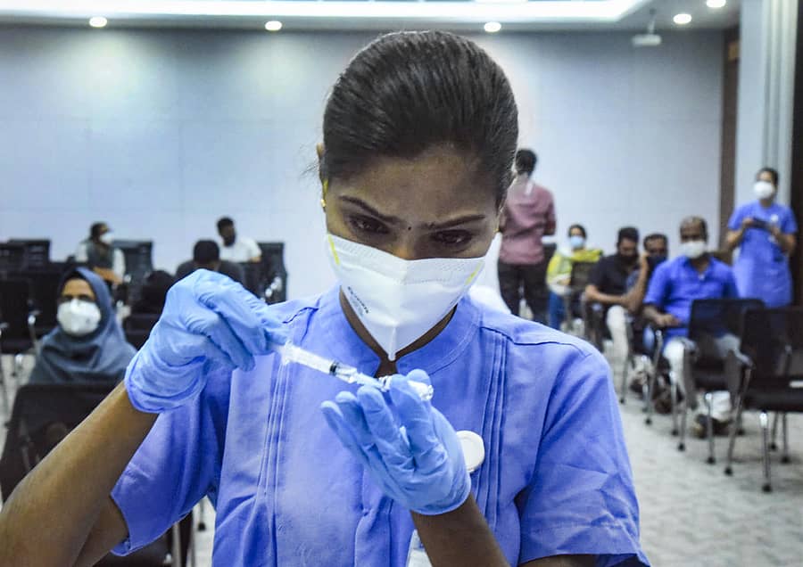 ಕೊಚ್ಚಿಯ ಲಸಿಕಾ ಕೇಂದ್ರವೊಂದರಲ್ಲಿ ಕೋವಿಡ್‌–19 ಲಸಿಕೆ ಹಾಕಲು ಸಿದ್ಧತೆ ಮಾಡಿಕೊಳ್ಳುತ್ತಿರುವ ಆರೋಗ್ಯ ಸಿಬ್ಬಂದಿ–ಸಾಂದರ್ಭಿಕ ಚಿತ್ರ