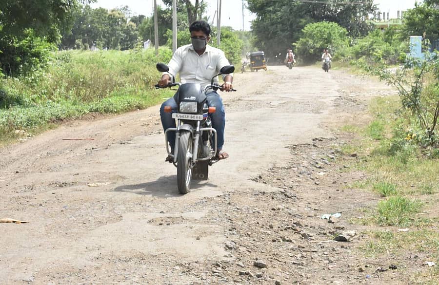 ಚಿಂಚೋಳಿ ತಾಲ್ಲೂಕು ಪೋಲಕಪಳ್ಳಿ ಗ್ರಾಮದ ಸಂಪರ್ಕ ರಸ್ತೆ