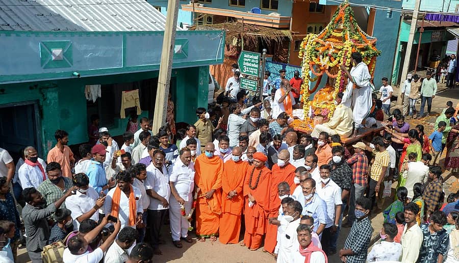 ದಾವಣಗೆರೆಯ ಭೋವಿ ಕಾಲೊನಿಯಲ್ಲಿ ಸೋಮವಾರ ಶಿವಯೋಗಿ ಸಿದ್ಧರಾಮೇಶ್ವರ ರಥೋತ್ಸವ ಜರುಗಿತು