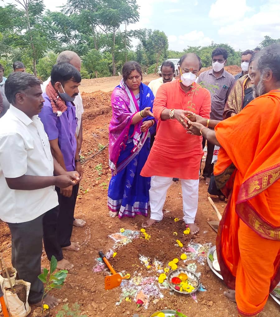 ಸಸಿ ನೆಡುವ ಸಪ್ತಾಹಕ್ಕೆ ಶಾಸಕ ಅರವಿಂದ ಲಿಂಬಾವಳಿ ಚಾಲನೆ ನೀಡಿದರು