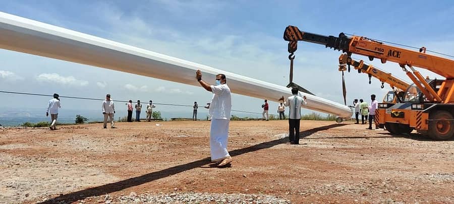 ಹೊಸಪೇಟೆಯ ಜೋಳದರಾಶಿ ಗುಡ್ಡದ ಮೇಲೆ ಸೋಮವಾರ 100 ಅಡಿ ಎತ್ತರದ ಧ್ವಜ ಸ್ತಂಭ ನಿರ್ಮಿಸುವ ಕಾರ್ಯ ನಡೆಯಿತು