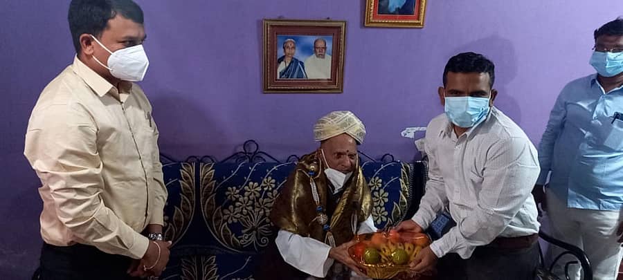 ಕೊಪ್ಪಳದಲ್ಲಿ ಸ್ವಾತಂತ್ರ್ಯ ಹೋರಾಟಗಾರ ಬಂಡಾಚಾರ್.ವಿ. ಪುರೋಹಿತ್ ಅವರನ್ನು ಜಿಲ್ಲಾಧಿಕಾರಿ ವಿಕಾಸ್ ಕಿಶೋರ್ ಸನ್ಮಾನಿಸಿದರು