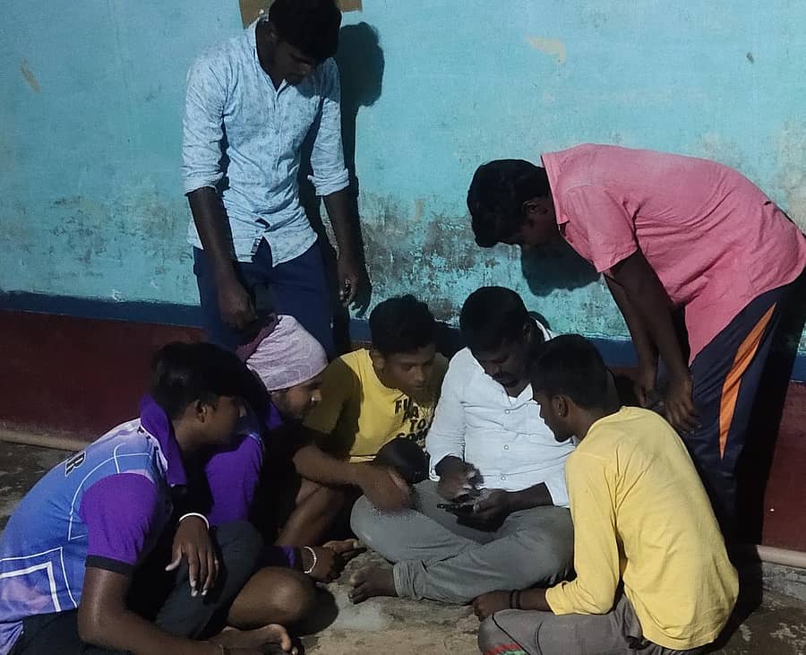 ಹನೂರಿನ ಕಣ್ಣೂರು ಗ್ರಾಮದಲ್ಲಿ ಮೊಬೈಲ್ನಲ್ಲಿ ಫಲಿತಾಂಶ ನೋಡುತ್ತಿದ್ದ ವಿದ್ಯಾರ್ಥಿಗಳು