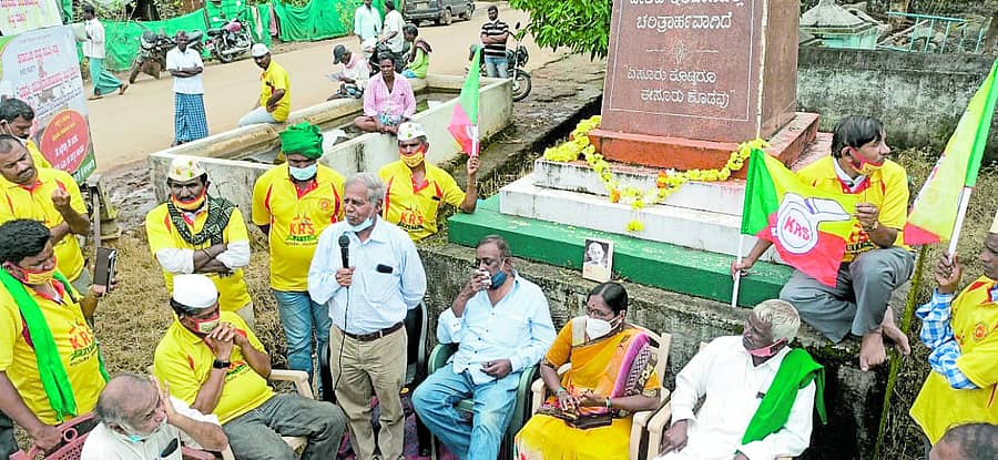 ಶಿಕಾರಿಪುರ ತಾಲ್ಲೂಕಿನ ಈಸೂರು ಗ್ರಾಮದ ಸ್ವಾತಂತ್ರ್ಯ ಹೋರಾಟಗಾರರ ಸ್ಮಾರಕ ಆವರಣದಲ್ಲಿ ಭಾನುವಾರ ಕರ್ನಾಟಕ ರಾಷ್ಟ್ರ ಸಮಿತಿ ಪಕ್ಷ ಆಯೋಜಿಸಿದ್ದ ‘ಭ್ರಷ್ಟರೇ ಪವಿತ್ರ ರಾಜಕಾರಣವನ್ನು ಬಿಟ್ಟು ತೊಲಗಿ–ನಾಡ ಪ್ರೇಮಿಗಳೇ ರಾಜಕಾರಣಕ್ಕೆ ಮುಂದಾಗಿ’ ಜಾಥಾ ಕಾರ್ಯಕ್ರಮಕ್ಕೆ ಹೋರಾಟಗಾರ ಎಸ್.ಆರ್.ಹಿರೇಮಠ್ ಚಾಲನೆ ನೀಡಿ ಮಾತನಾಡಿದರು.
