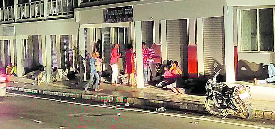 ಧರ್ಮಸ್ಥಳದಲ್ಲಿ ಅಂಗಡಿ ಮುಂಗಟ್ಟುಗಳ ಎದುರು ರಾತ್ರಿ ಕಳೆದ ಯಾತ್ರಿಕರು