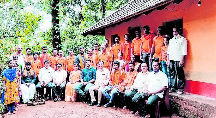 ಪಂಜದ ಪಲ್ಲೋಡಿಯಲ್ಲಿ ಸಂಕಷ್ಟದಲ್ಲಿದ್ದ ಕುಟುಂಬದ ಮನೆಯ ಚಾವಣಿ ದುರಸ್ತಿಗೊಳಿಸಿ, ಆ ಕುಟುಂಬಕ್ಕೆ ಹಸ್ತಾಂತರಿಸಲಾಯಿತು.