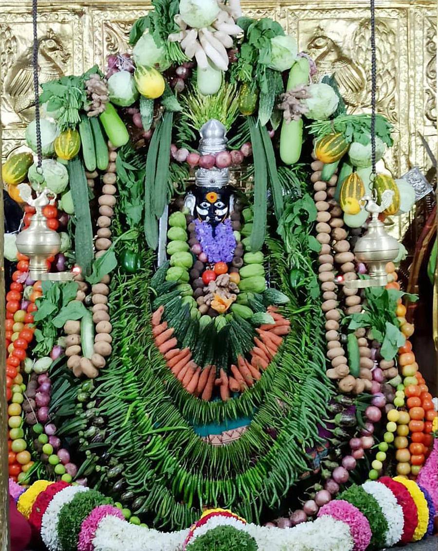 ಮಂಗಳಗೌರಿ ವ್ರತಾಚರಣೆ ಅಂಗವಾಗಿ ಚಿತ್ರದುರ್ಗದ ಉಚ್ಚಂಗಿ ಯಲ್ಲಮ್ಮ ದೇಗುಲದಲ್ಲಿ ಮಂಗಳವಾರ ದೇವಿಗೆ ತರಕಾರಿಗಳಿಂದ ಅರ್ಚಕರು ವಿಶೇಷವಾಗಿ ಅಲಂಕರಿಸಿರುವುದು