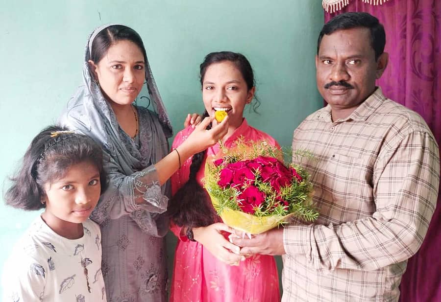 ಕನಕಗಿರಿಯ ಆದರ್ಶ ವಿದ್ಯಾಲಯದ ವಿದ್ಯಾರ್ಥಿನಿ ಆಸ್ರಾಮಹೀನ್ ಅವರು ಎಸ್ಸೆಸ್ಸೆಲ್ಸಿ ಪರೀಕ್ಷೆಯಲ್ಲಿ 625ಕ್ಕೆ 623 ಅಂಕ ಪಡೆದ ಕಾರಣ ತಾಯಿ ನೌನೀನ್ ಆಫ್ಸನ್ ಹಾಗೂ ತಂದೆ ಬಿ. ಎಚ್.ಕಲೀಲ್ ಉಲ್ಲಾ ಅವರು ಸಿಹಿ ತಿನ್ನಿಸಿ ಸಂತಸ ವ್ಯಕ್ತಪಡಿಸಿದರು