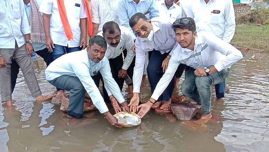 ಸಾವಳಗಿ ಗ್ರಾಮದಲ್ಲಿ ಘಟಪ್ರಭಾ ನದಿಗೆ ಕಾರ್ಮಿಕ ಮುಖಂಡ ಹಾಗೂ ಮುಖಂಡರು ಬಾಗಿನ ಅರ್ಪಿಸಿದರು