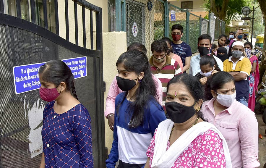 ಜಯನಗರದ ಎನ್.ಎಂ.ಕೆ.ಆರ್.ವಿ. ಪಿಯು ಕಾಲೇಜಿನಲ್ಲಿ ಪ್ರವೇಶಕ್ಕಾಗಿ ಅರ್ಜಿಗಳನ್ನು ಪಡೆಯಲು ಮಂಗಳವಾರ ಸರದಿಯಲ್ಲಿ ನಿಂತಿರುವ ವಿದ್ಯಾರ್ಥಿಗಳು ಹಾಗೂ ಪೋಷಕರು ಪ್ರಜಾವಾಣಿ ಚಿತ್ರ: ಪ್ರಶಾಂತ್ ಎಚ್.ಜಿ.