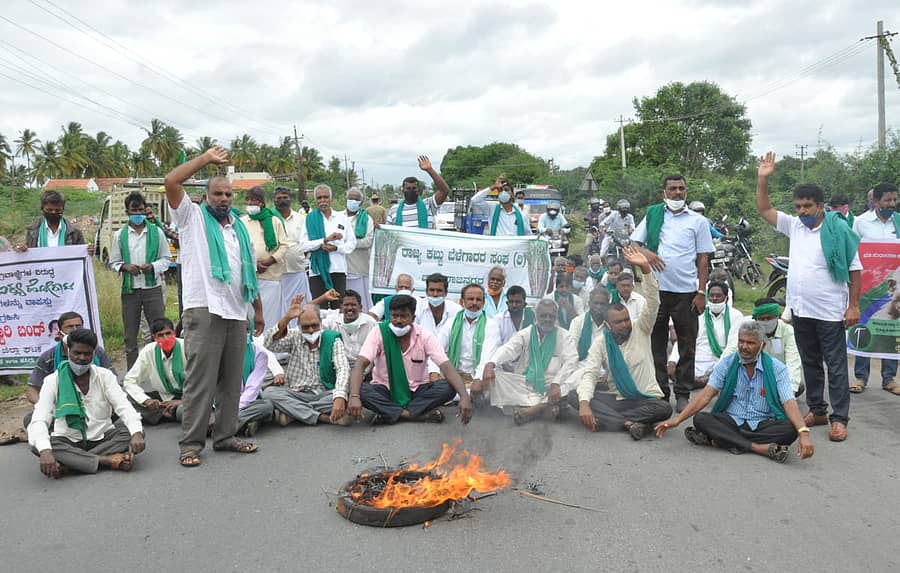 ವಿದ್ಯುತ್‌ ಕ್ಷೇತ್ರ ಖಾಸಗೀಕರಣ ವಿರೋಧಿಸಿ ರೈತ ಹಾಗೂ ಕಬ್ಬು ಬೆಳೆಗಾರ ಸಂಘಟನೆಗಳ ಮುಖಂಡರು ಹಾಗೂ ಕಾರ್ಯಕರ್ತರು ಮಂಗಳವಾರ ಚಾಮರಾಜನಗರದಲ್ಲಿ ರಸ್ತೆ ತಡೆ ನಡೆಸಿ ಪ್ರತಿಭಟಿಸಿದರು