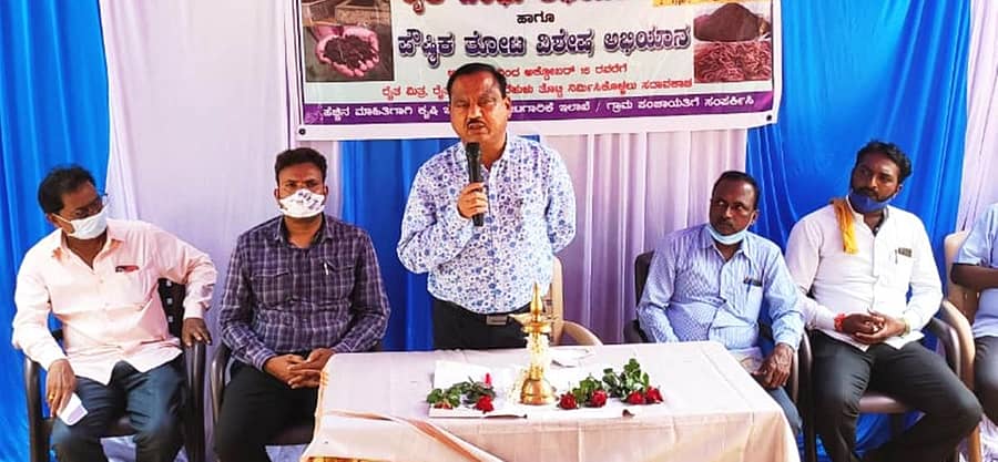 ಕುಷ್ಟಗಿ ತಾಲ್ಲೂಕು ಮೆಣೆದಾಳದಲ್ಲಿ ನಡೆದ ರೈತ ಬಂದು ಅಭಿಯಾನದಲ್ಲಿ ತಾ.ಪಂ. ಇಒ ಡಾ.ಜಯರಾಂ ಚವ್ಹಾಣ ಮಾತನಾಡಿದರು