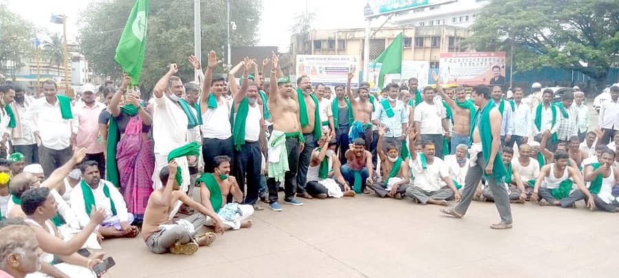 ವಿದ್ಯುತ್ ಖಾಸಗೀಕರಣ ವಿರೋಧಿಸಿ ಬೆಳಗಾವಿಯ ರಾಣಿ ಚನ್ನಮ್ಮ ವೃತ್ತದಲ್ಲಿ ರಾಜ್ಯ ರೈತ ಸಂಘ ಹಾಗೂ ಹಸಿರುಸೇನೆ ಮುಖಂಡರು ಮತ್ತು ಕಾರ್ಯಕರ್ತರು ಮಂಗಳವಾರ ಪ್ರತಿಭಟನೆ ನಡೆಸಿದರುಪ್ರಜಾವಾಣಿ ಚಿತ್ರ