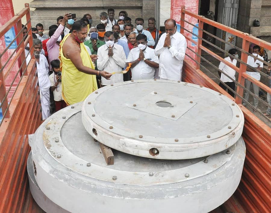 ಬದಾಮಿಯಿಂದ ತರಲಾದ ರಥದ ಗಾಲಿಗಳಿಗೆ ಶಾಸಕ ಪುಟ್ಟರಂಗಶೆಟ್ಟಿ ಅವರ ಸಮ್ಮುಖದಲ್ಲಿ ಪೂಜೆ ಸಲ್ಲಿಸಲಾಯಿತು