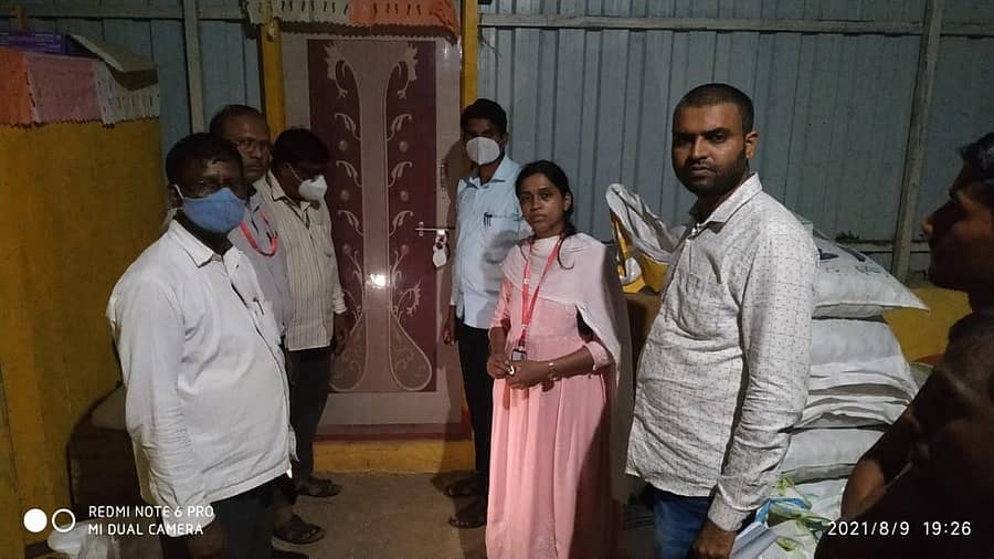 ಅಥಣಿ ತಾಲ್ಲೂಕು ಕೊಕಟನೂರ ಗ್ರಾಮದಲ್ಲಿ ನಕಲಿ ರಸಗೊಬ್ಬರ ಮಾರಾಟದ ಆರೋಪದ ಮೇಲೆ ವೀರಭದ್ರೇಶ್ವರ ಕೃಷಿ ಸೇವಾ ಕೇಂದ್ರದ ಗೋದಾಮನ್ನು ಕೃಷಿ ಇಲಾಖೆ ಅಧಿಕಾರಿಗಳು ಸೀಲ್ ಮಾಡಿದರು