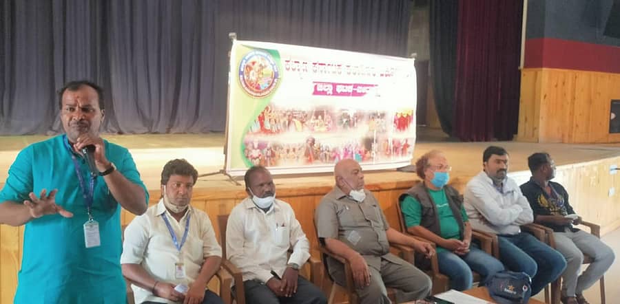 ಬೀದರ್ನ ಜಿಲ್ಲಾ ರಂಗ ಮಂದಿರದಲ್ಲಿ ಮಂಗಳವಾರ ನಡೆದ ಕಲ್ಯಾಣ ಕರ್ನಾಟಕ ಕಲಾವಿದರ ಒಕ್ಕೂಟದ ಜಿಲ್ಲಾ ಘಟಕದ ಸಭೆಯಲ್ಲಿ ಒಕ್ಕೂಟದ ಅಧ್ಯಕ್ಷ ವಿಜಯಕುಮಾರ ಸೋನಾರೆ ಮಾತನಾಡಿದರು