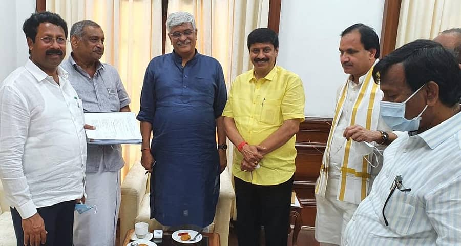 ಸಣ್ಣ ನೀರಾವರಿ ಸಚಿವ ಜೆ.ಸಿ.ಮಾಧುಸ್ವಾಮಿ ಹಾಗೂ ವಿಧಾನ ಪರಿಷತ್ ಸದಸ್ಯ ವೈ.ಎ.ನಾರಾಯಣಸ್ವಾಮಿ ಕೆ.ಸಿ ವ್ಯಾಲಿ ಯೋಜನೆ 2ನೇ ಹಂತದ ಕಾಮಗಾರಿಗೆ ಅನುದಾನ ಕೋರಿ ಕೇಂದ್ರ ಜಲಶಕ್ತಿ ಸಚಿವ ಗಜೇಂದ್ರಸಿಂಗ್ ಶೇಖಾವತ್ ಅವರಿಗೆ ದೆಹಲಿಯಲ್ಲಿ ಮಂಗಳವಾರ ಮನವಿ ಸಲ್ಲಿಸಿದರು