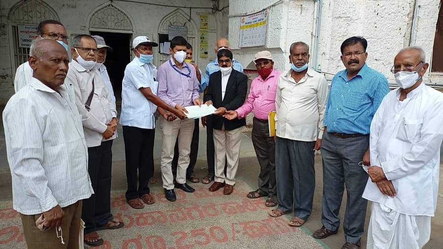 ವಿಜಯಪುರ ಮಹಾನಗರ ಪಾಲಿಕೆಗೆ ಸೇರಿದ ಸಂಗಮೇಶ್ವರ ಕಾಲೊನಿ ಉದ್ಯಾನವನ್ನು ಖಾಸಗಿ ಶಿಕ್ಷಣ ಸಂಸ್ಥೆಗೆ ಲೀಸ್ ಕೊಟ್ಟಿರುವುದನ್ನು ವಿರೋಧಿಸಿ ಸಾರ್ವಜನಿಕರು ಹೆಚ್ಚುವರಿ ಜಿಲ್ಲಾಧಿಕಾರಿ ರಮೇಶ ಕಳಸದ ಅವರಿಗೆ ಮನವಿ ಸಲ್ಲಿಸಿದರು