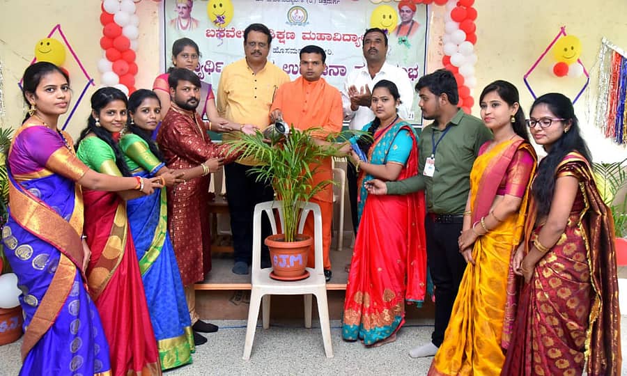 ಹಾವೇರಿ ನಗರದ ಹೊಸಮಠದ ಬಸವೇಶ್ವರ ಶಿಕ್ಷಣ ಮಹಾವಿದ್ಯಾಲಯದ 2020-2021ನೇ ಸಾಲಿನ ಪ್ರಥಮ ವರ್ಷದ ವಿದ್ಯಾರ್ಥಿಗಳಿಗೆ ಸ್ವಾಗತ ಕಾರ್ಯಕ್ರಮ ಹಾಗೂ ಗುರುವಂದನಾ ಕಾರ್ಯಕ್ರಮಕ್ಕೆ ಬಸವಶಾಂತಲಿಂಗ ಸ್ವಾಮೀಜಿ ಚಾಲನೆ ನೀಡಿದರು