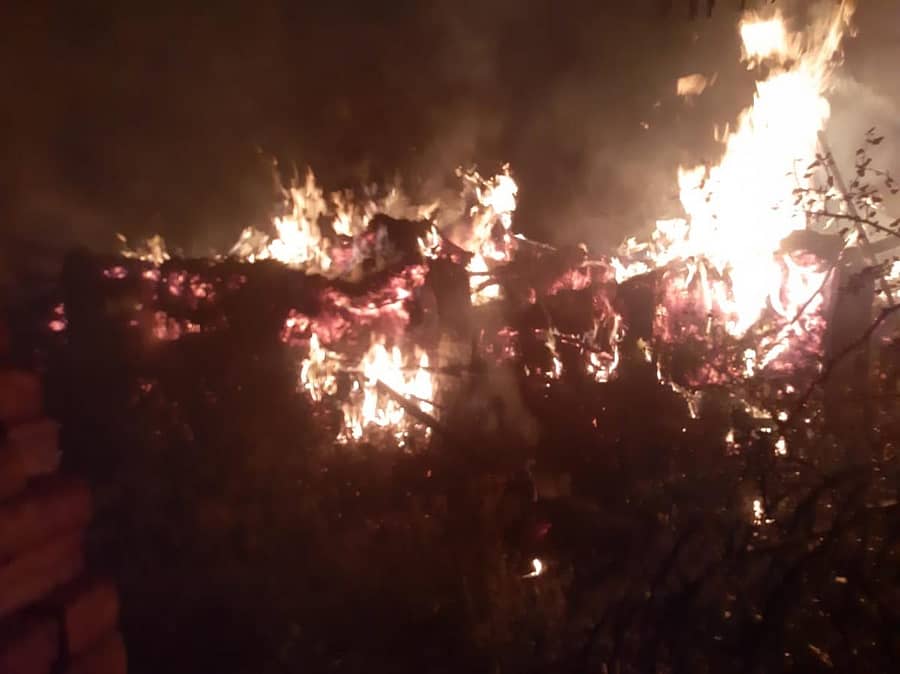 ಹೊಸಪೇಟೆ ತಾಲ್ಲೂಕಿನ ಗುಂಡ್ಲವದ್ದಿಗೇರಿಯಲ್ಲಿ ಮಂಗಳವಾರ ಸಂಜೆ ಸಿಡಿಲಿಗೆ ಬೆಂಕಿ ಹೊತ್ತಿಕೊಂಡು ಅದರೊಳಗಿನ ಈರುಳ್ಳಿ ಸುಟ್ಟು ಹೋಗಿದೆ