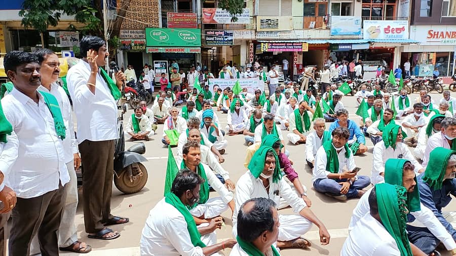 ರ್ನಾಟಕ ರಾಜ್ಯ ರೈತ ಸಂಘ ಹಾಗೂ ಹಸಿರು ಸೇನೆಯ ಕಾರ್ಯಕರ್ತರು ರಸ್ತೆತಡೆ ಚಳವಳಿ ನಡೆಸಿದರು.
